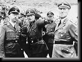 Velitel Mauthausenu Franz Ziereis (uprostred) s Heinrichem Himmlerem (vlevo) v kamenolomu * 480 x 357 * (39KB)